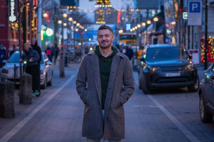 Richard Armitage í Austurstræti, nýlentur frá New York. Hann er þekktastur fyrir leik sinn í kvikmyndaþríleiknum Hobbitanum, þar sem hann fór með hlutverk æðstadvergsins Thorins Oakenshield. Og nú hefur hann haslað sér völl sem rithöfundur.