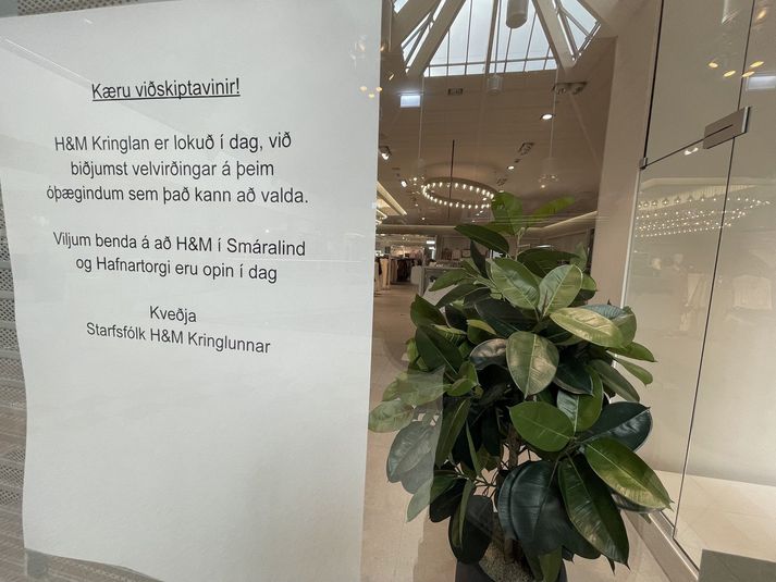 Allir starfsmenn verslunarinnar hafa verið sendir í sóttkví.