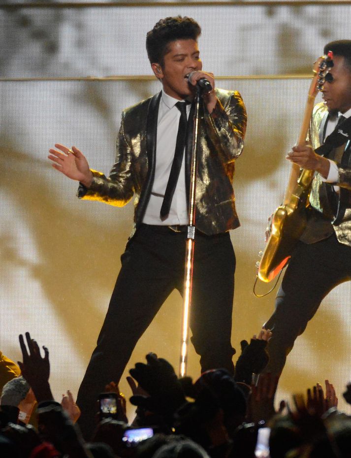 Söngvarinn Bruno Mars tók sig vel út á sviðinu á Super Bowl.