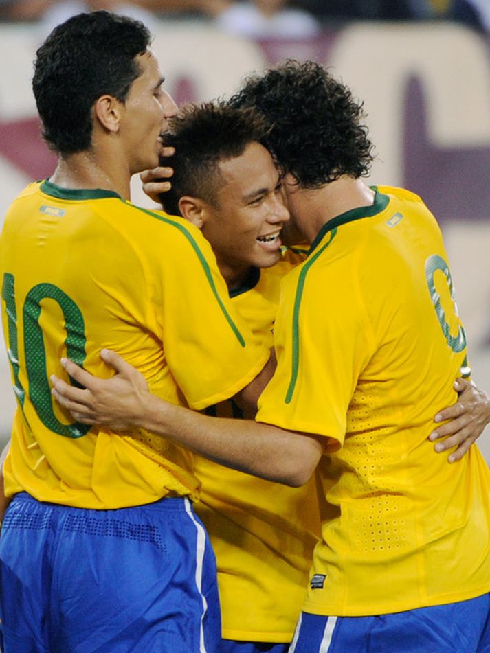 Neymar fagnar marki sínu í nótt.