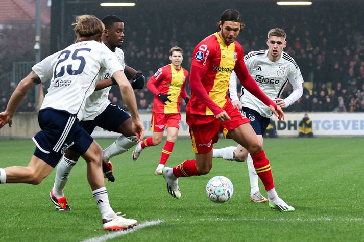 Willum Þór Willumsson á ferðinni með boltann í leik með hollenska liðinu Go Ahead Eagles.