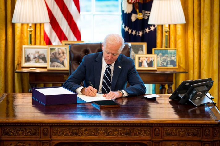 Joe Biden Bandaríkjaforseti gerir aðgerðapakkann að lögum.