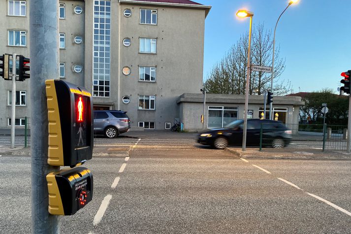 Rétt eins og grái smábíllinn sem keyrði næstum því á dóttur Berglindar þá fór þessi bíll yfir á rauðu eins og sést á myndinni. Að vísu var ekki komið grænt gönguljós.