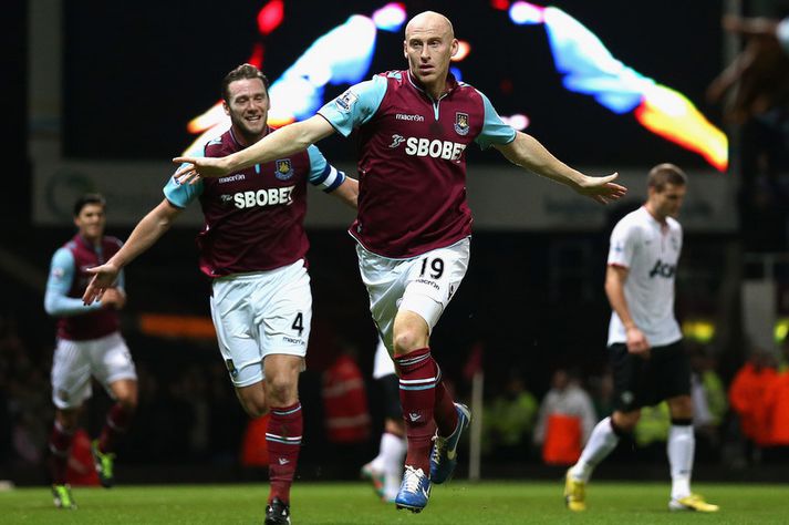 James Collins fagnar öðru marka sinna.