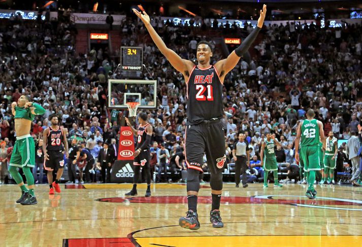 Hassan Whiteside fagnar sigri Miami á Boston í nótt.