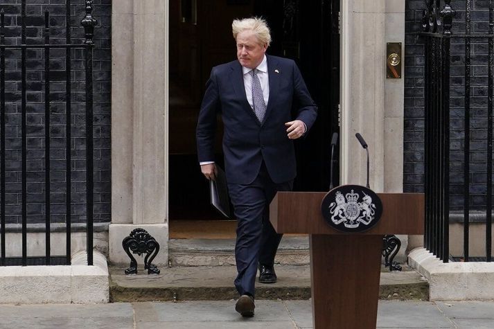 Maður á útleið. Boris Johnson neyddist til að segja af sér leiðtogaembættinu í Íhaldsflokknum og embætti forsætisráðherra í gær eftir að um 60 ráðherrar og aðrir embættismenn flokksins höfðu sagt af sér.