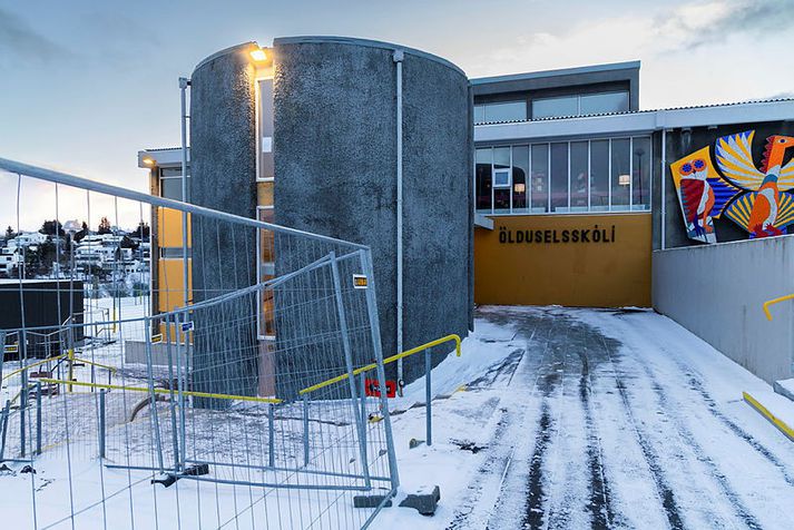 Nemendur í skólanum og foreldrar þeirra velta fyrir sér hvað hafi gengið á í skólanum í dag.