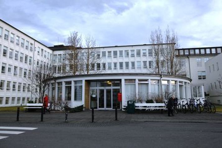 Starfsmanni Elkem er haldið sofandi í öndunarvél.