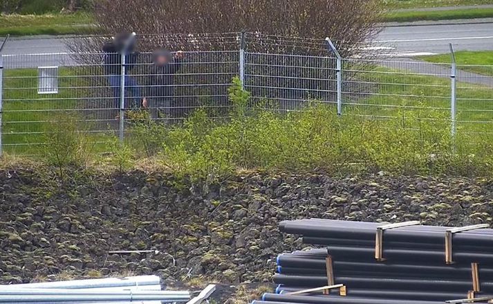 Girðing er umhverfis hafnarsvæðið.