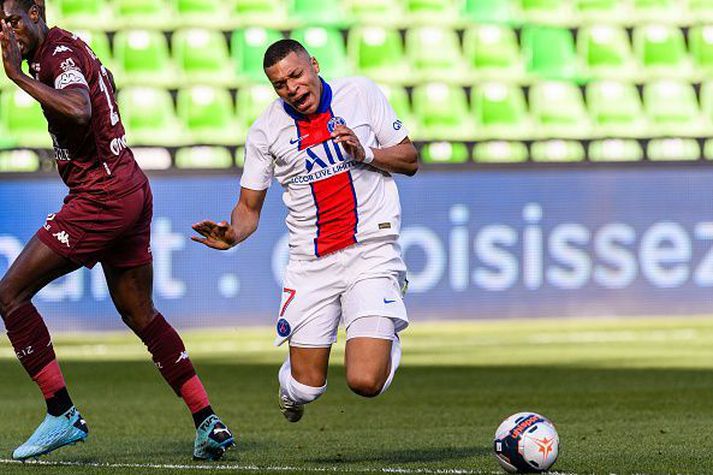Mbappe fellur til jarðar í leik dagsins en reikna má þó með að hann verði klár fyrir stórleik vikunnar.