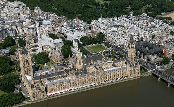 Nefnd breskra þingmanna tekur á móti indefence-hópnum og undirskriftunum. nordicphotos/afp