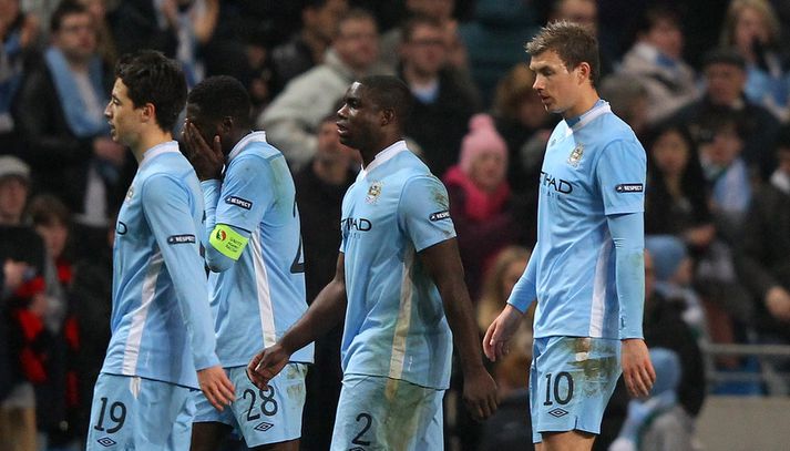 Micah Richards og félagar ganga niðurlútir af velli.