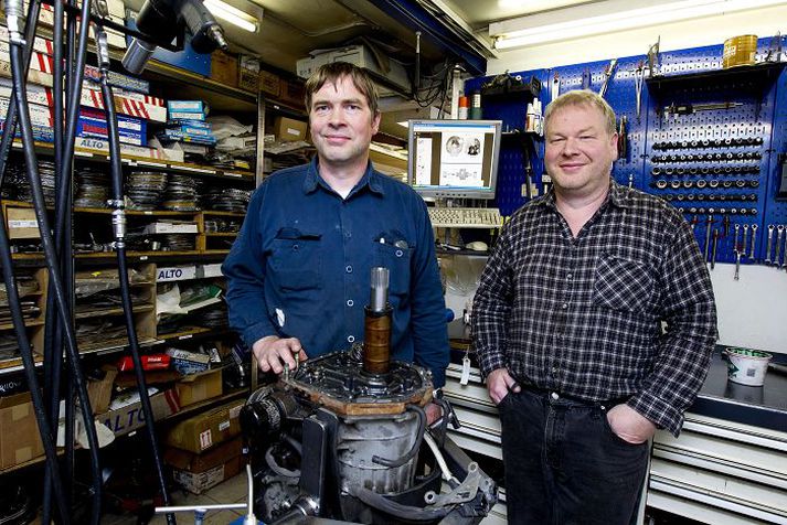 Þeir Ólafur og Tyrfingur Leóssynir reka Jeppasmiðjuna á Ljónsstöðum við Selfoss, þar sem þeir ólust upp og hafa búið alla tíð. 