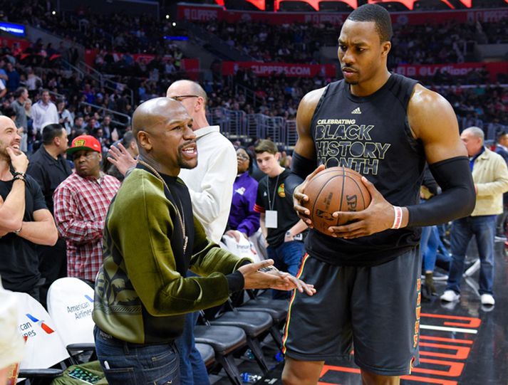 Mayweather ræðir við Dwight Howard, leikmann Atlanta Hawks.