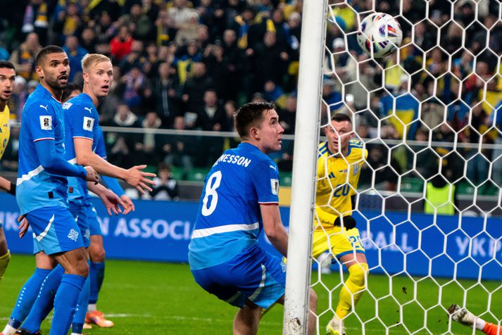 Íslensku landsliðsmennirnir Hörður Björgvin Magnússon, Guðlaugur Victor Pálsson og Ísak Bergmann Jóhannesson horfa á eftir boltanum í íslenska markið í leiknum á móti Úkraínu.