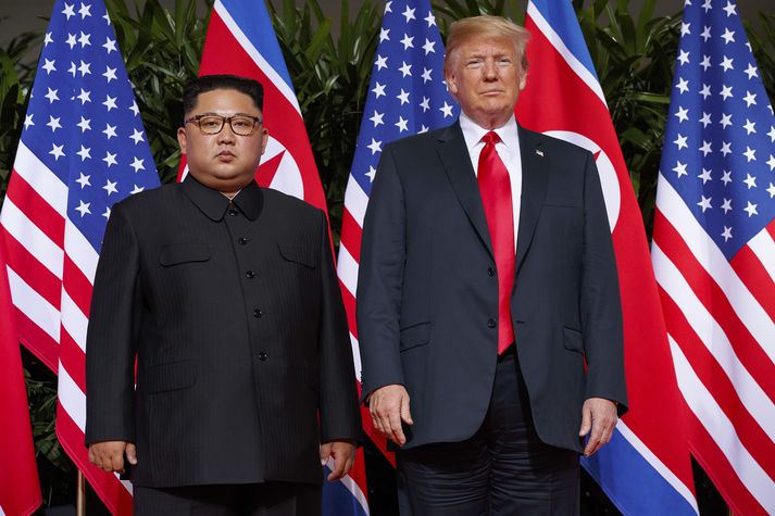 Kim Jong-Un (til hægri) og Donald Trump (til vinstri).