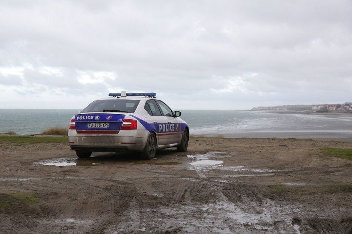 Mikil umræða hefur skapast um málefni flóttafólks sem reynir að komast yfir Ermarsund eftir að bátur með 27 innanborðs fórst á sundinu í vikunni.