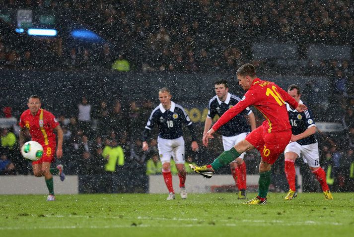 Ramsey skorar úr víti í leiknum í gær.