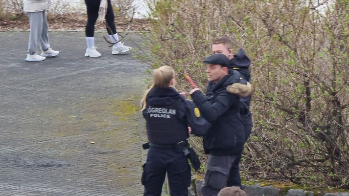 Einn mótmælandi var handtekinn en hann hafði kveikt á blysi fyrir utan Ráðherrabústaðinn.