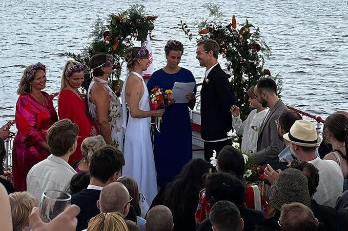 Hildur Guðnadóttir og Sam Slater giftu sig á Wannsee vatninu í Berlín um helgina.