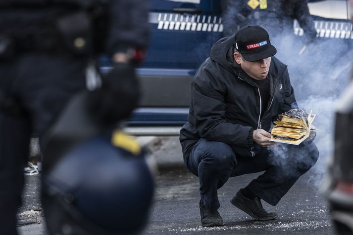 Litli drengurinn með eldspýturnar. Rasmus Paludan hefur vakið athygli á sér og hægriöfgaskoðunum sínum með því að brenna Kóraninn opinberlega.