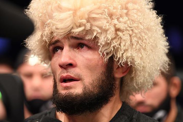 Khabib í tárum eftir sigurinn á Justin Gaethje.