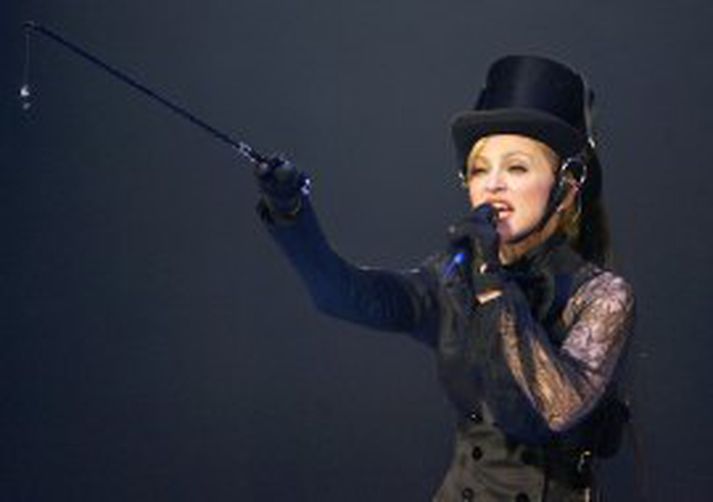 Madonna tekur lagið í Þuslaraþorpi í Þýskalandi á tónleikaferðalagi sínu ,,Confessions" á síðasta ári