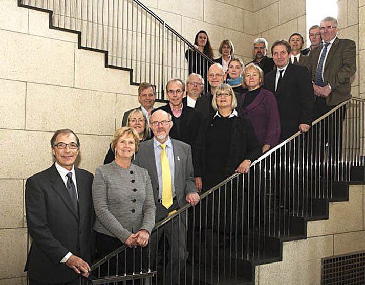 Jóhann Sigurjónsson, forstjóri Hafró, Kristín Ingólfsdóttir rektor og Jón Bjarnason, landbúnaðar- og sjávarútvegsráðherra, undirrituðu samninginn. mynd/Hafró