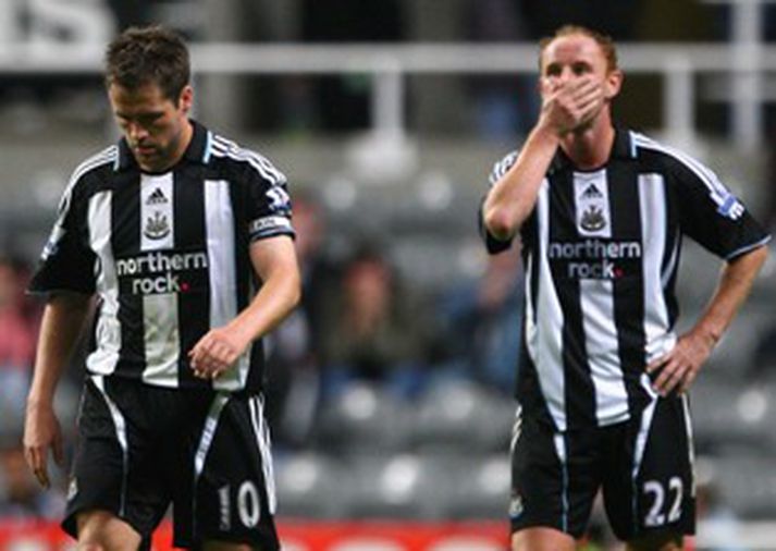 Michael Owen og Nicky Butt voru niðurlútir eftir enn eitt tapið hjá Newcastle