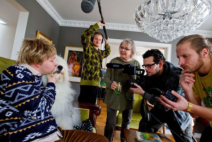 Steindi rekur rembingskoss á tíkina Ísey, sem leikur hjálpsama hundinn Múbba. Á myndinni eru einnig Diddi Fel, Lilja Guðrún Þorvaldsdóttir, Arró og Ágúst Bent. 
