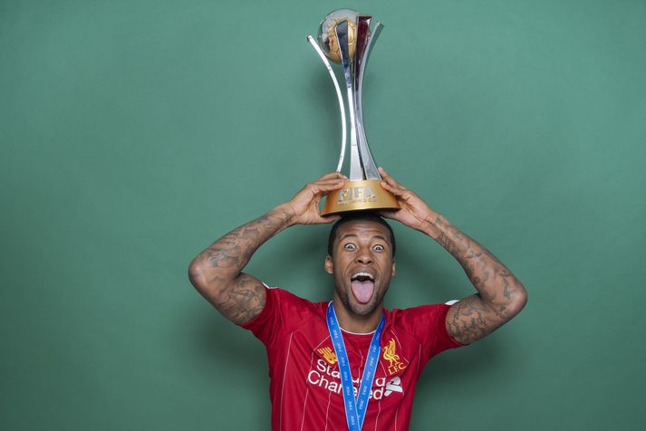 Georginio Wijnaldum með bikarinn sem Liverpool fékk fyrir sigur í heimsmeistarakeppni félagsliða.