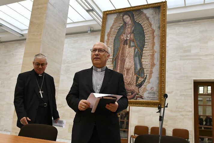 Juan Ignacio Gonzalez og Luis Fernando Ramos Perez, chileskir biskupar, á blaðamannafundi í gær. Tilefni fundarins var barnaníðshneyksli sem skekur kaþólsku kirkjuna í landinu.