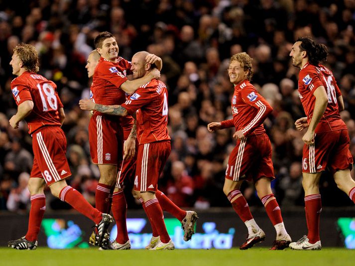 Leikmenn Liverpool fagna marki Raúl Meireles.