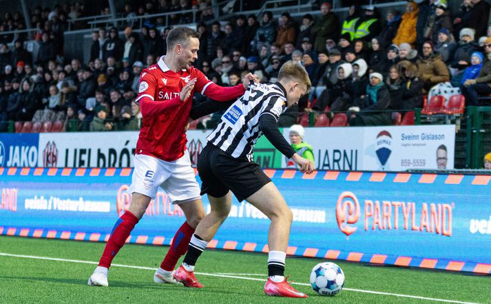 Það voru skoruðu sex mörk í 3-3 jafntefli KR og Vals í fyrri leiknum í apríl.