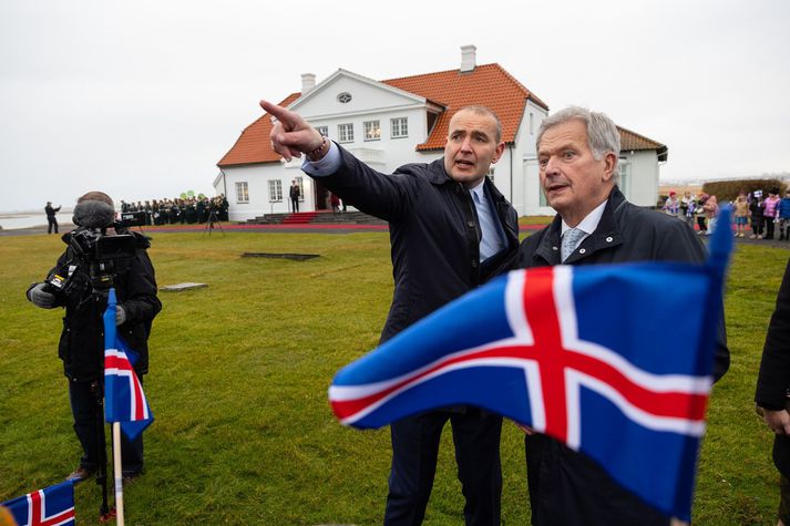 Guðni forseti bendir forseta Finnlands á eitthvað merkilegt sem sjá má frá Bessastöðum.