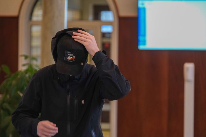 Skipverjinn við komuna í Héraðsdóm Reykjavíkur í morgun.