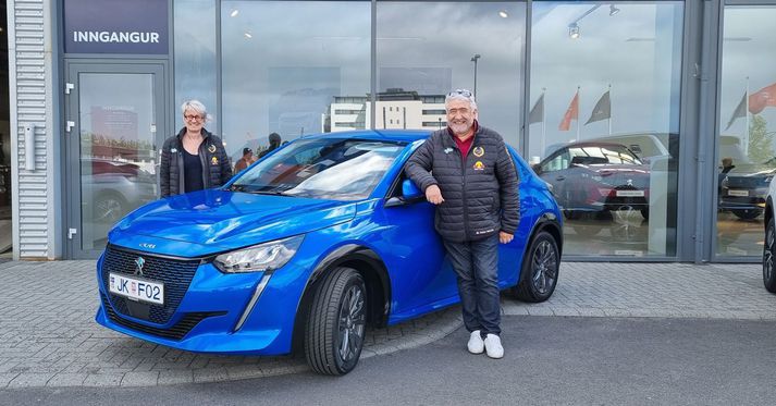 Didier Malaga og Valérie Bonnel sem tryggðu sér fyrsta sætið í nákvæmnisakstri á Peugeot e-208.