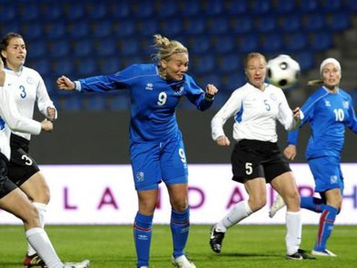 Margrét Lára Viðarsdóttir skorar fyrsta markið eftir aðeins 4 mínútur.