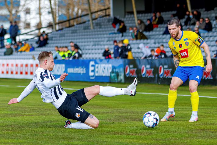 Hrannar Björn Steingrímsson meiddist upphaflega í hné í leik á móti KR snemma á leiktíðinni en þá var talið að innra liðband hefði skaddast.