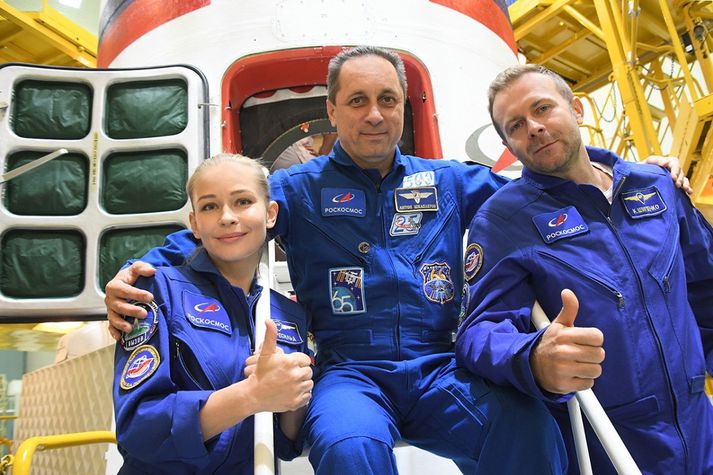 Yulia Peresild, Anton Shkaplerov og Klim Shipenko eru stödd í Baikonur í Kasakstan.