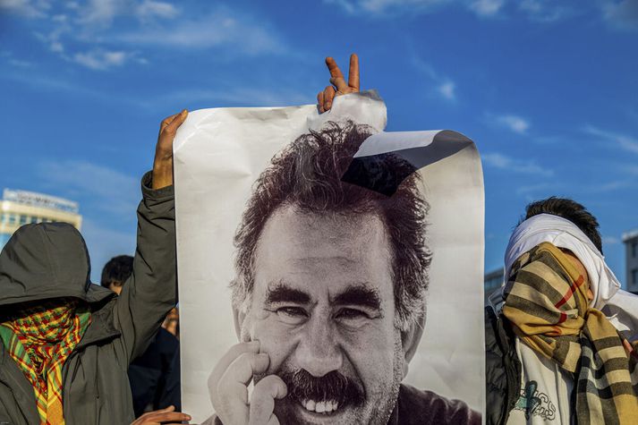 Abdullah Öcalan, leiðtogi PKK, hvatti í febrúar liðmenn samtakanna til að leggja niður vopn og að samtökin verði leyst upp. Hann hefur setið í fangelsi frá árinu 1999.