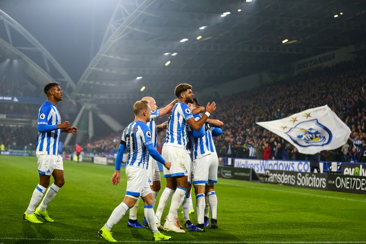 Huddersfield fagnar sigurmarkinu.