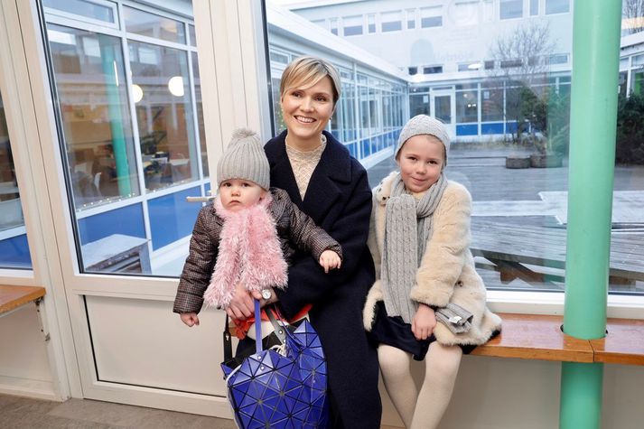 Kristrún Frostadóttir með dætrum sínum á kjörstað í dag.