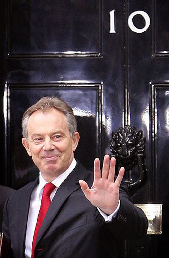 Tony Blair fyrir utan forsætisráðherrabústaðinn í Downings-stræti 10 þar sem hann hefur búið ásamt fjölskyldu sinni undanfarinn áratug.