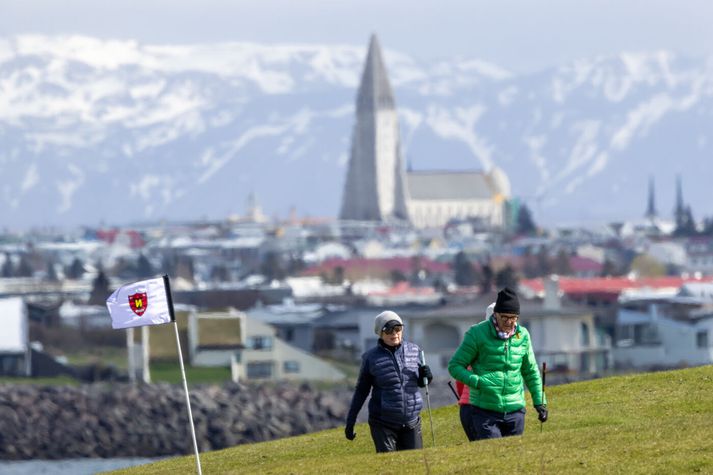 Hér getur að líta grjótharða kylfinga á Nesvellinum í vondu veðri en þar kostar aðild 150 þúsund krónur, enda er völlurinn þar aðeins níu holur. Dýrust er aðildin að Brautarholti en þar kostar árgjaldið 210 þúsund krónur.