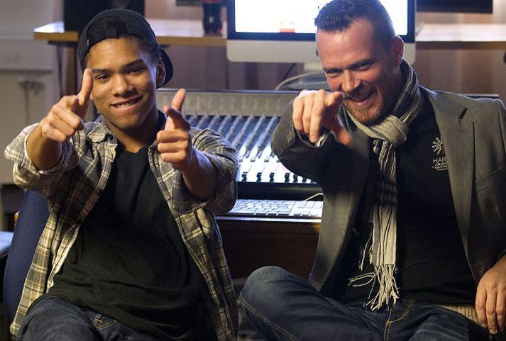 Logi Pedro Stefánsson og Hanni Bach eru hér hressir í hljóðverinu. Logi Pedro aðstoðaði Skítamórall í nýju lagi sem ber titilinn Þú ert ein af þeim.