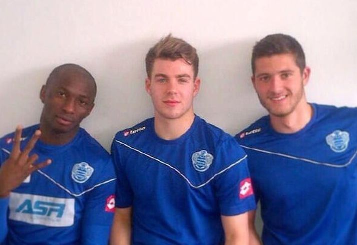 Bradley Simmonds fyrir miðju með Stephane M'Bia miðjumann QPR sér á hægri hönd.