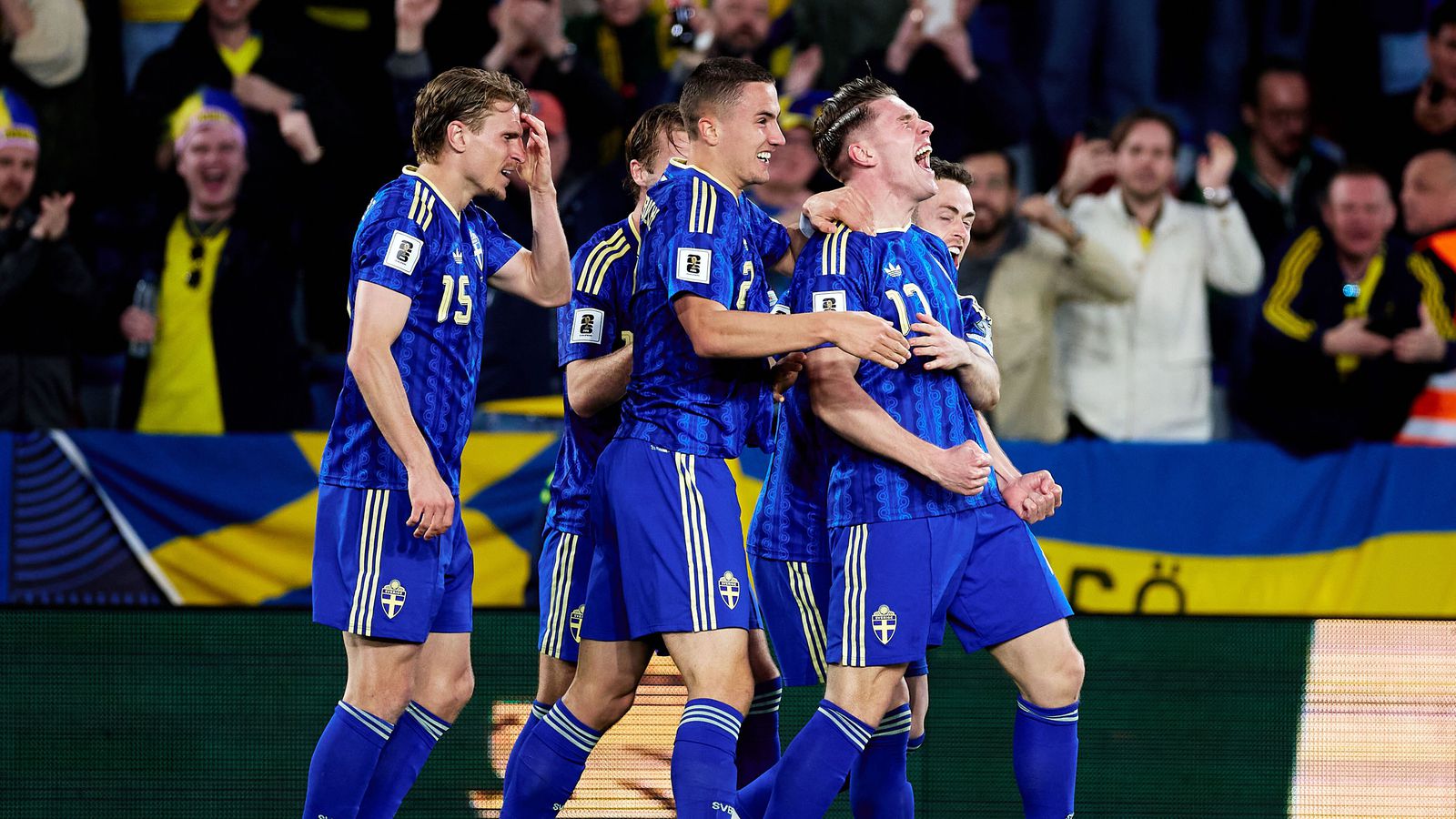 Danir og Svíar fóru örugg­lega á­fram og Ítalir líka