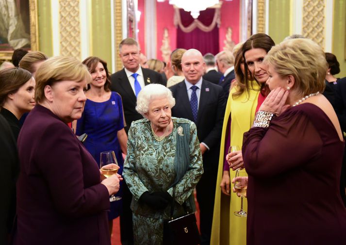 Katrín sést hér við hlið Angelu Merkel, kanslara Þýskalands, þar sem þær ræða ásamt fleiri kvenleiðtogum við Englandsdrottningu.