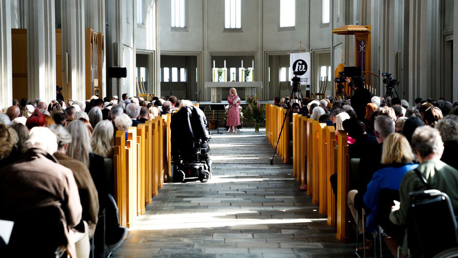 Megas jarð­sunginn í áhrifaríkri út­för
